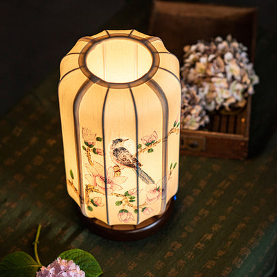 Lampe de table à 1 lumière en bois de soie de bégonia chinois traditionnel peinte à la main avec fleurs et oiseaux pour chevet 