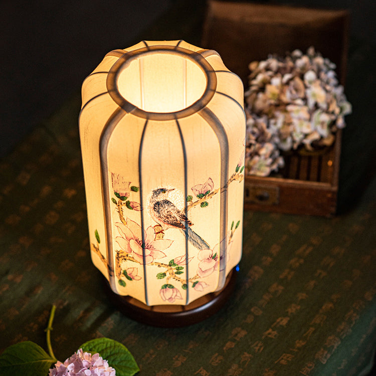 Lampe de table à 1 lumière en bois de soie de bégonia chinois traditionnel peinte à la main avec fleurs et oiseaux pour chevet 