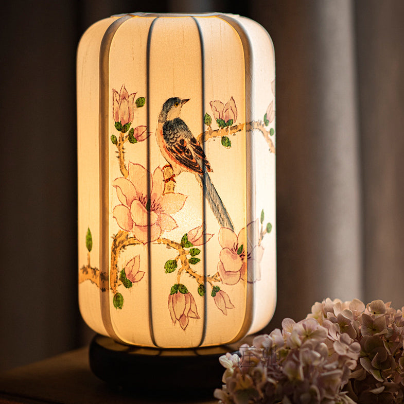 Lampe de table à 1 lumière en bois de soie de bégonia chinois traditionnel peinte à la main avec fleurs et oiseaux pour chevet 
