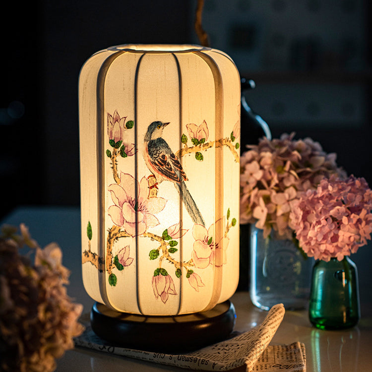 Lampe de table à 1 lumière en bois de soie de bégonia chinois traditionnel peinte à la main avec fleurs et oiseaux pour chevet 