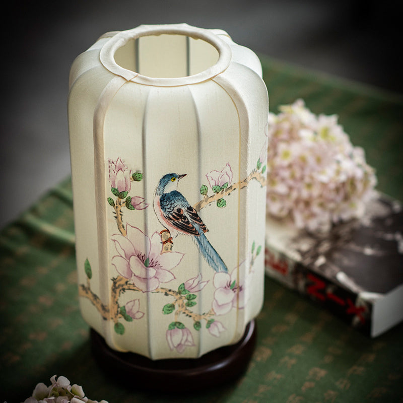 Lampe de table à 1 lumière en bois de soie de bégonia chinois traditionnel peinte à la main avec fleurs et oiseaux pour chevet 