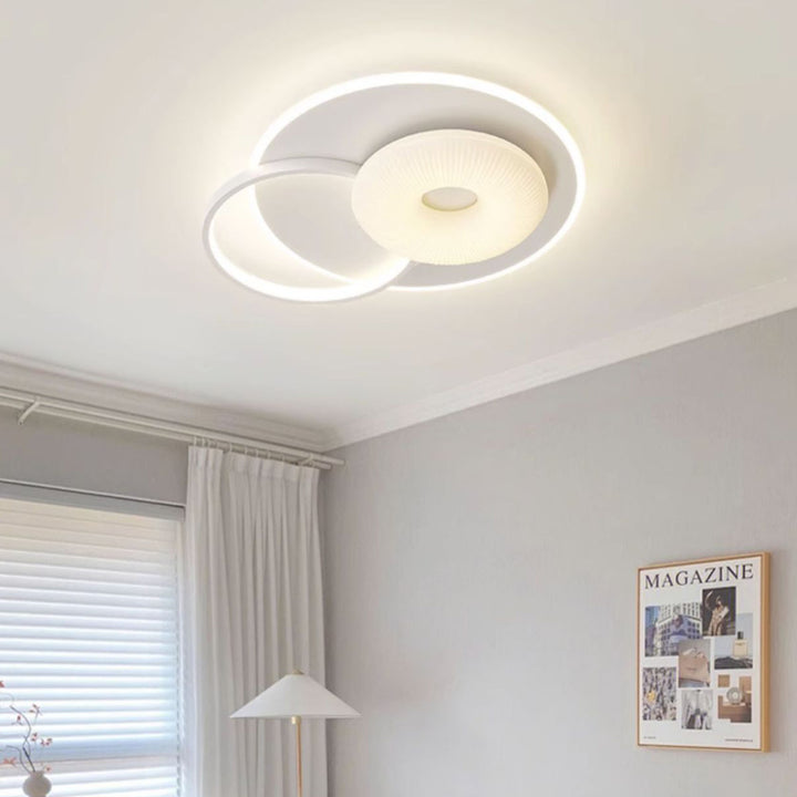 Zeitgenössische nordische Hardware PE Blume Dreieck Runde LED Deckenleuchte für Schlafzimmer 