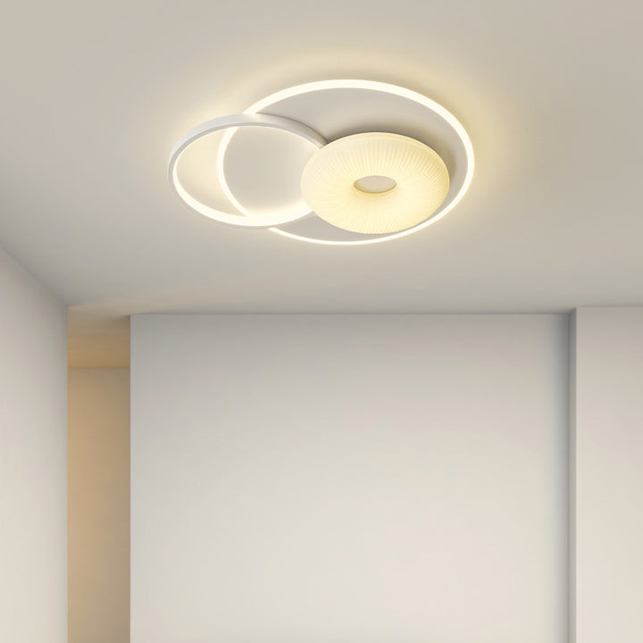 Zeitgenössische nordische Hardware PE Blume Dreieck Runde LED Deckenleuchte für Schlafzimmer 