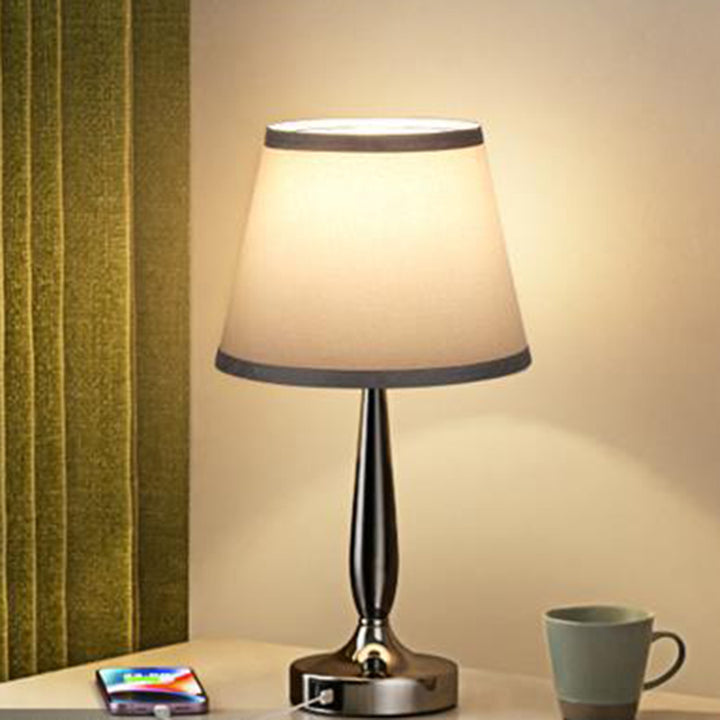 Zeitgenössische skandinavische USB-Metallgewebezylinder 1-Licht-Tischlampe für das Bett 
