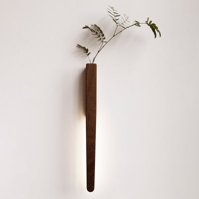 Zeitgenössische nordische Walnuss-Buche wiederaufladbare Streifen-Blumenkontainer LED-Wandleuchte für das Bett 