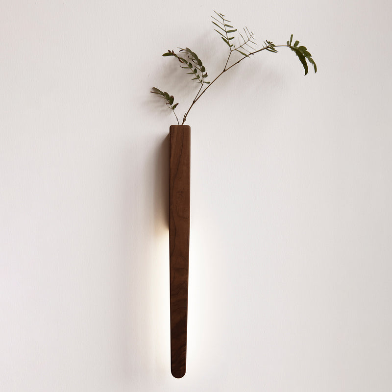 Zeitgenössische nordische Walnuss-Buche wiederaufladbare Streifen-Blumenkontainer LED-Wandleuchte für das Bett 