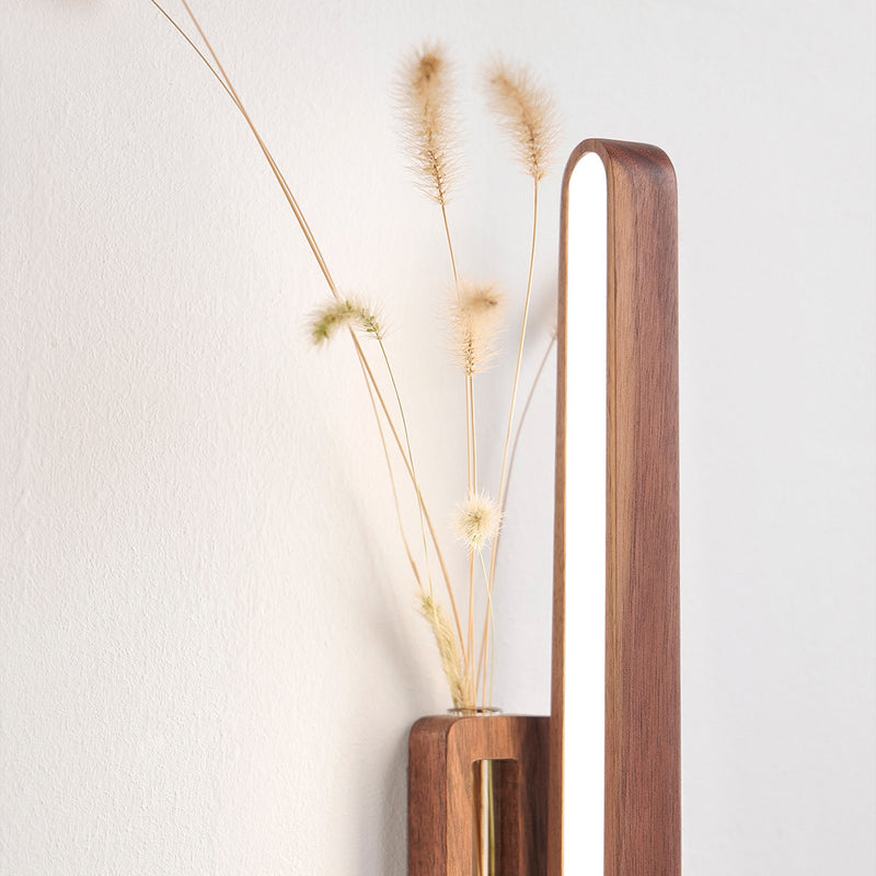 Zeitgenössische nordische Walnuss-Buche wiederaufladbare Streifen-Blumenkontainer LED-Wandleuchte für das Bett 
