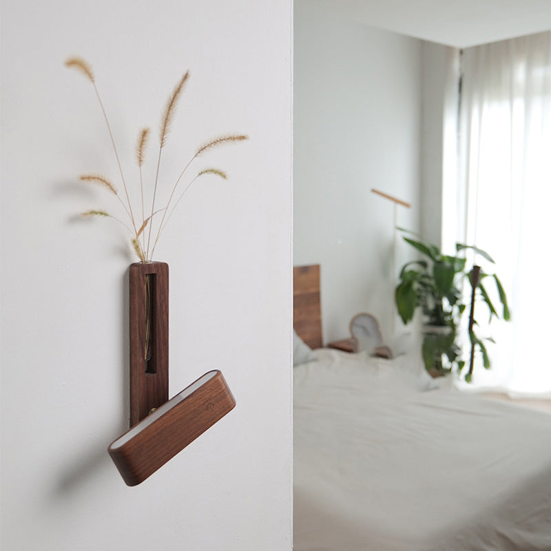 Zeitgenössische nordische Walnuss-Buche wiederaufladbare Streifen-Blumenkontainer LED-Wandleuchte für das Bett 