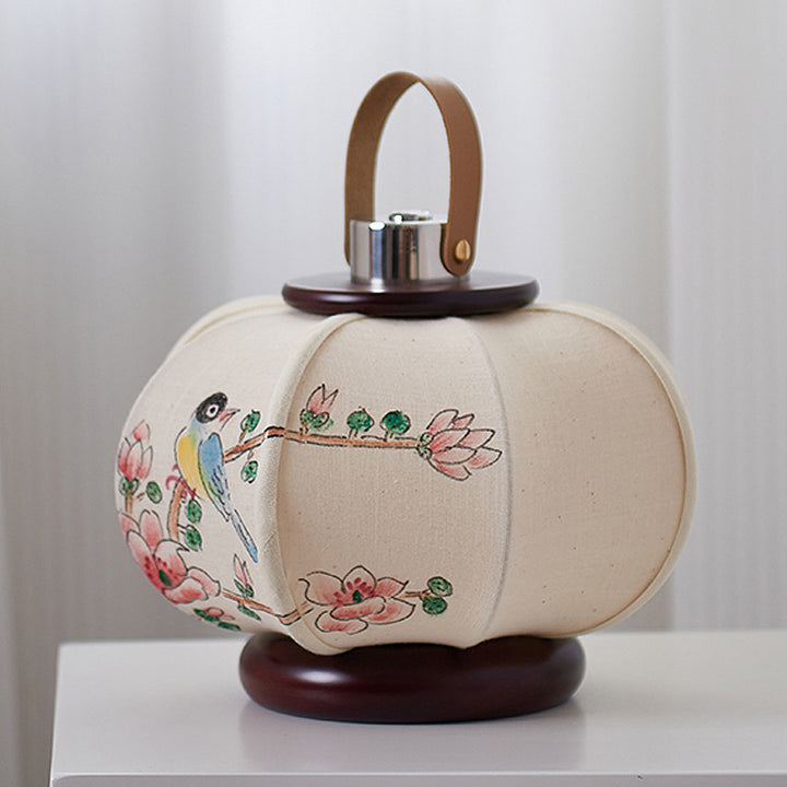Traditionelle chinesische tragbare USB-Leder-Edelstahl-Stoff-Holz-Zylinder-Laterne mit Vogelmuster LED-Tischlampe für das Studium 