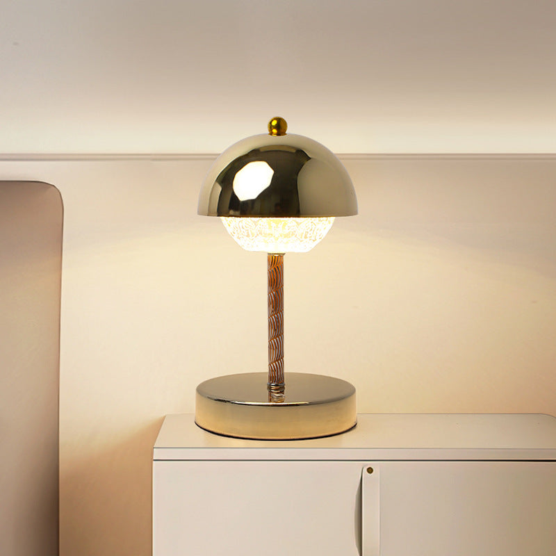 Zeitgenössische nordische wiederaufladbare Iron Dome Blütenknospe LED Tischlampe für das Nachttisch 