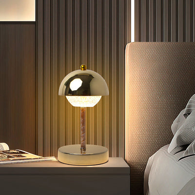 Zeitgenössische nordische wiederaufladbare Iron Dome Blütenknospe LED Tischlampe für das Nachttisch 