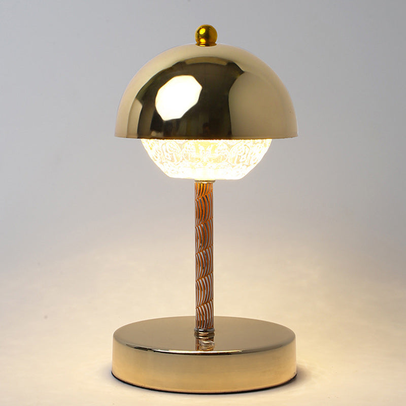 Zeitgenössische nordische wiederaufladbare Iron Dome Blütenknospe LED Tischlampe für das Nachttisch 