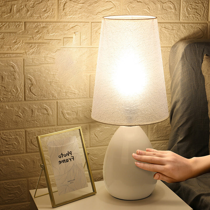 Zeitgenössische nordische Stoffeisen-Zylinderlampe mit gebürstetem Touch-Sensor, dimmbar, 1-Licht-Tischlampe für das Nachtkästchen 