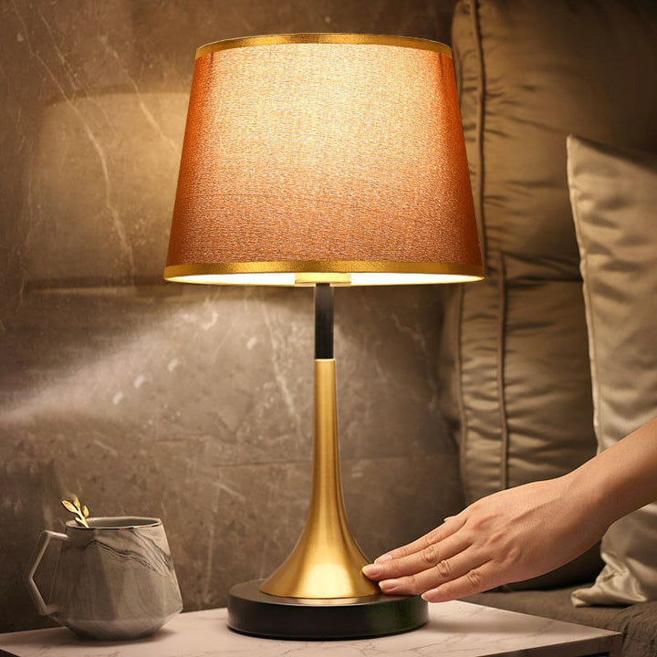 مصباح طاولة بلمسة مستشعر خافت الإضاءة بقاعدة معدنية وقماش عصري ريترو 1-ضوء للجانب السرير 