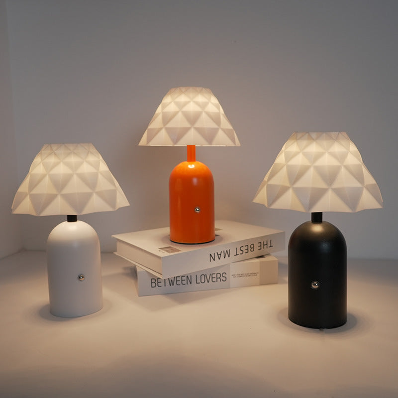Zeitgenössische skandinavische wiederaufladbare Eisen-PC-kegelförmige Säule kariertes Muster LED-Tischlampe Nachtlicht für den Nachttisch 