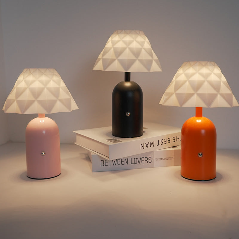 Zeitgenössische skandinavische wiederaufladbare Eisen-PC-kegelförmige Säule kariertes Muster LED-Tischlampe Nachtlicht für den Nachttisch 