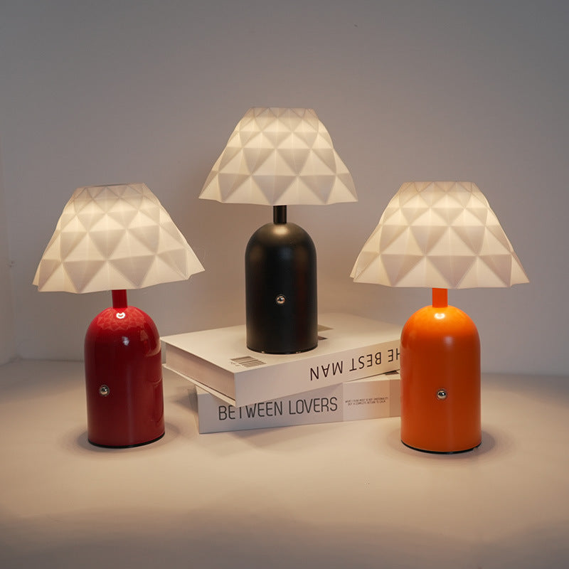 Zeitgenössische skandinavische wiederaufladbare Eisen-PC-kegelförmige Säule kariertes Muster LED-Tischlampe Nachtlicht für den Nachttisch 