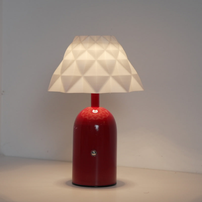 Zeitgenössische skandinavische wiederaufladbare Eisen-PC-kegelförmige Säule kariertes Muster LED-Tischlampe Nachtlicht für den Nachttisch 