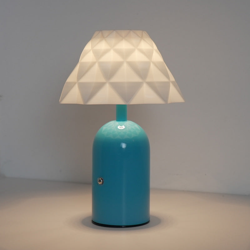 Zeitgenössische skandinavische wiederaufladbare Eisen-PC-kegelförmige Säule kariertes Muster LED-Tischlampe Nachtlicht für den Nachttisch 
