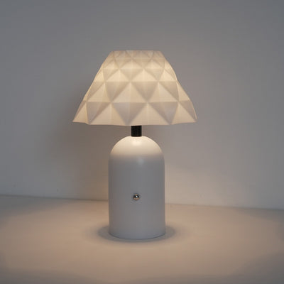 Zeitgenössische skandinavische wiederaufladbare Eisen-PC-kegelförmige Säule kariertes Muster LED-Tischlampe Nachtlicht für den Nachttisch 