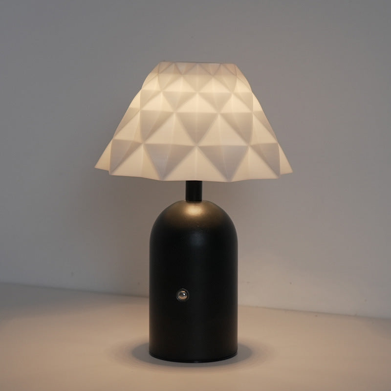Zeitgenössische skandinavische wiederaufladbare Eisen-PC-kegelförmige Säule kariertes Muster LED-Tischlampe Nachtlicht für den Nachttisch 