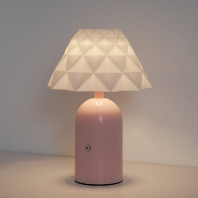 Zeitgenössische skandinavische wiederaufladbare Eisen-PC-kegelförmige Säule kariertes Muster LED-Tischlampe Nachtlicht für den Nachttisch 