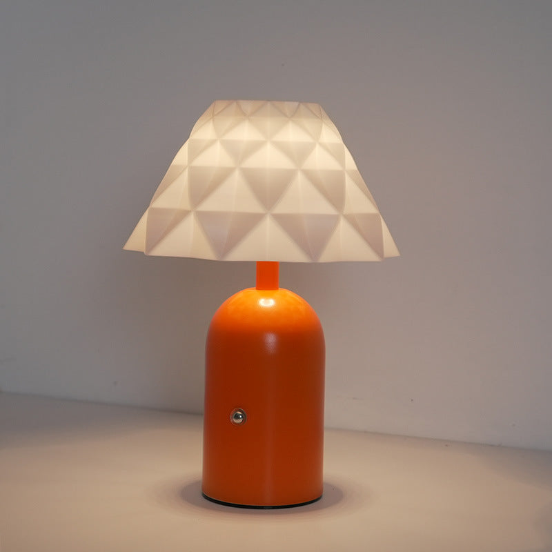 Zeitgenössische skandinavische wiederaufladbare Eisen-PC-kegelförmige Säule kariertes Muster LED-Tischlampe Nachtlicht für den Nachttisch 