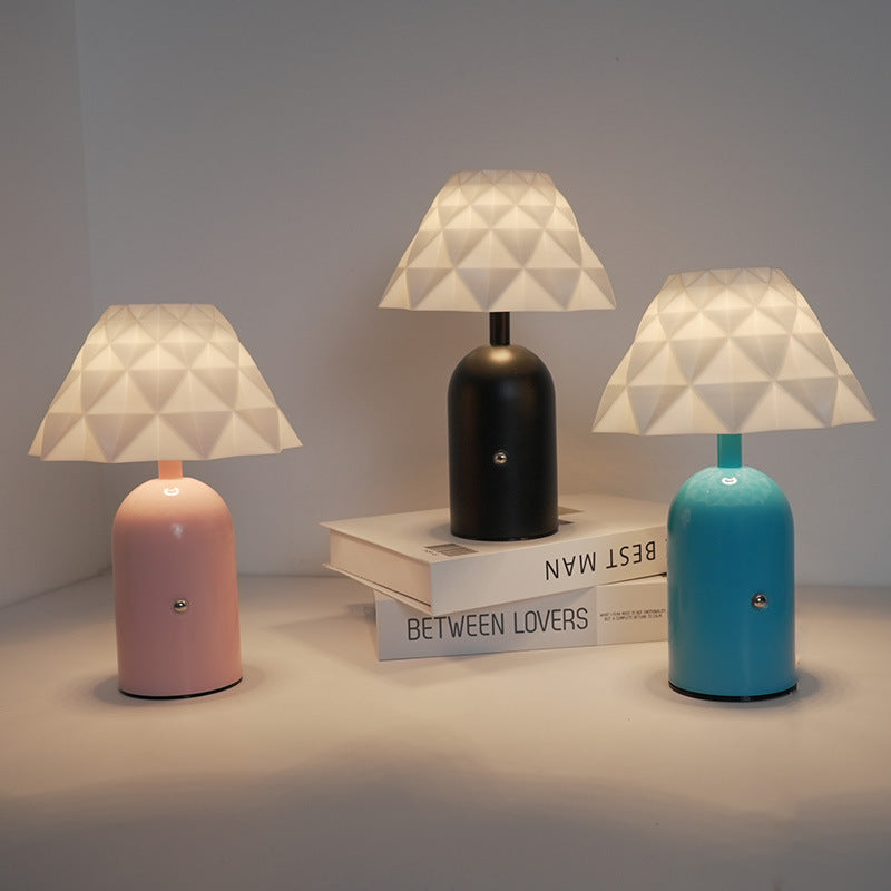 Zeitgenössische skandinavische wiederaufladbare Eisen-PC-kegelförmige Säule kariertes Muster LED-Tischlampe Nachtlicht für den Nachttisch 