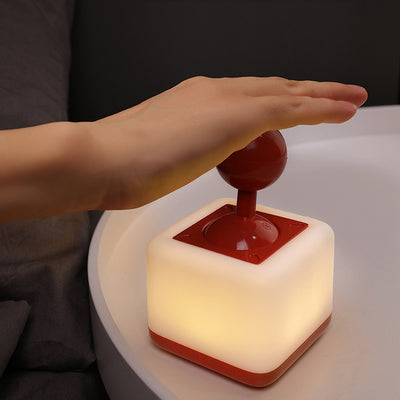 مصباح طاولة LED عصري قابل لإعادة الشحن يعمل يدويًا مع قاعدة هزازة من ABS وPP، ضوء ليلي لغرفة النوم 