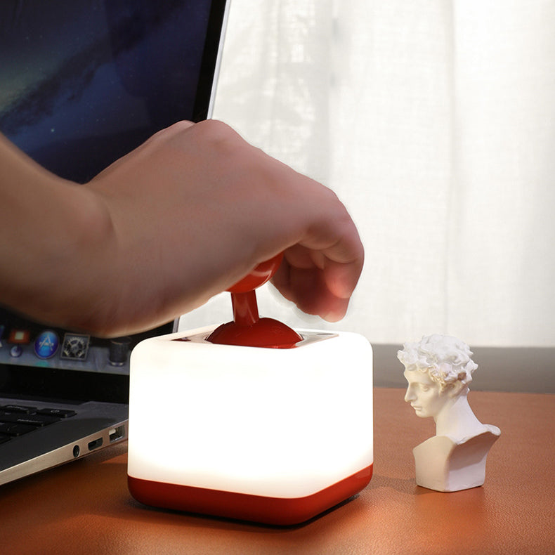 مصباح طاولة LED عصري قابل لإعادة الشحن يعمل يدويًا مع قاعدة هزازة من ABS وPP، ضوء ليلي لغرفة النوم 