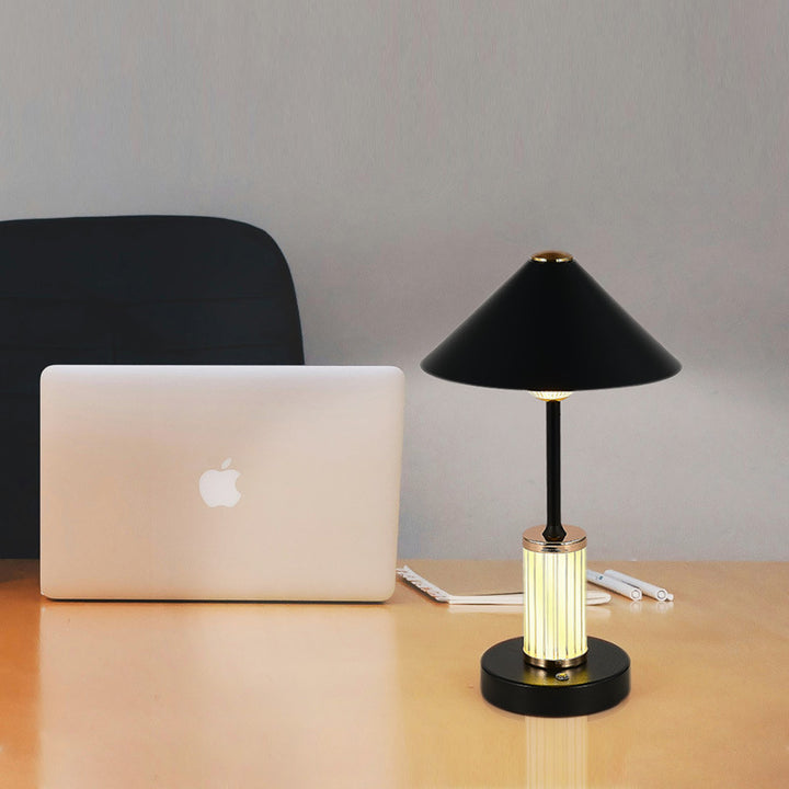 Zeitgenössische skandinavische wiederaufladbare Eisen-Acryl-Kegelzylinder-Touch-Dimm-LED-Tischlampe für das Schlafzimmer 