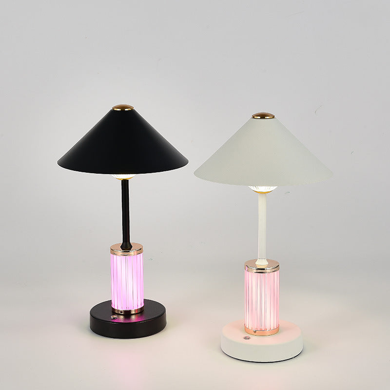 Lampe de table LED à intensité variable tactile en forme de cylindre conique en acrylique rechargeable scandinave contemporaine pour chambre à coucher 