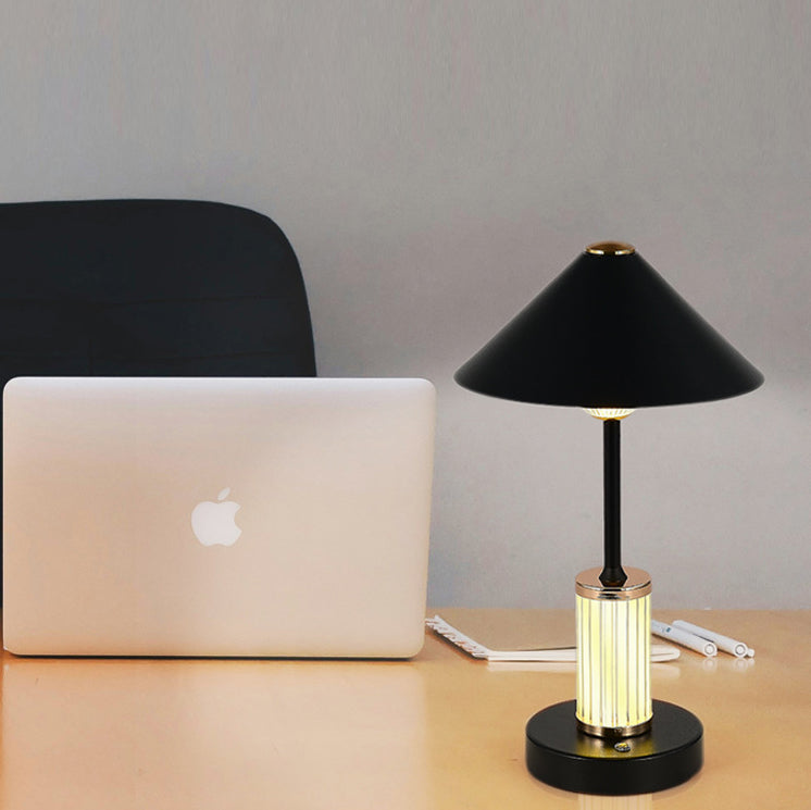 Lampe de table LED à intensité variable tactile en forme de cylindre conique en acrylique rechargeable scandinave contemporaine pour chambre à coucher 