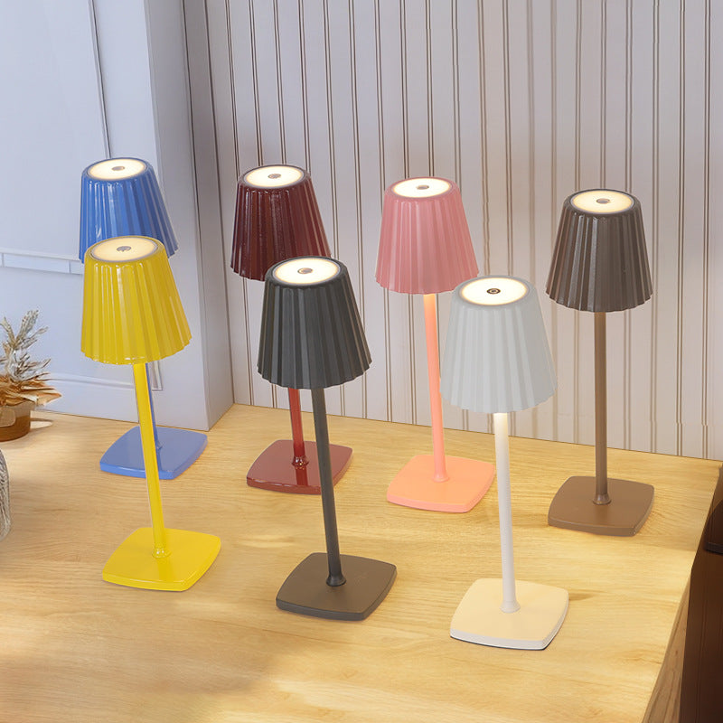 Zeitgenössische skandinavische wiederaufladbare Eisen-Acryl-Faltzylinder-LED-Tischlampe Nachtlicht für Schlafzimmer 