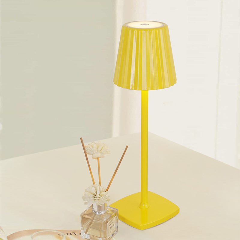 Zeitgenössische skandinavische wiederaufladbare Eisen-Acryl-Faltzylinder-LED-Tischlampe Nachtlicht für Schlafzimmer 