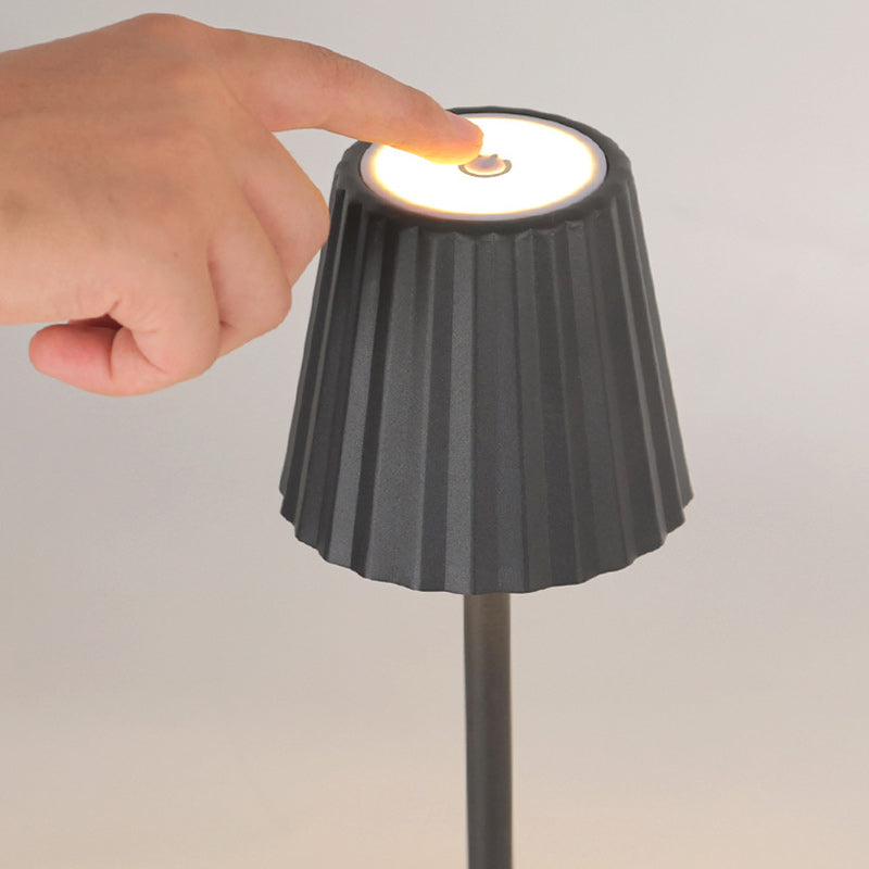 Zeitgenössische skandinavische wiederaufladbare Eisen-Acryl-Faltzylinder-LED-Tischlampe Nachtlicht für Schlafzimmer 