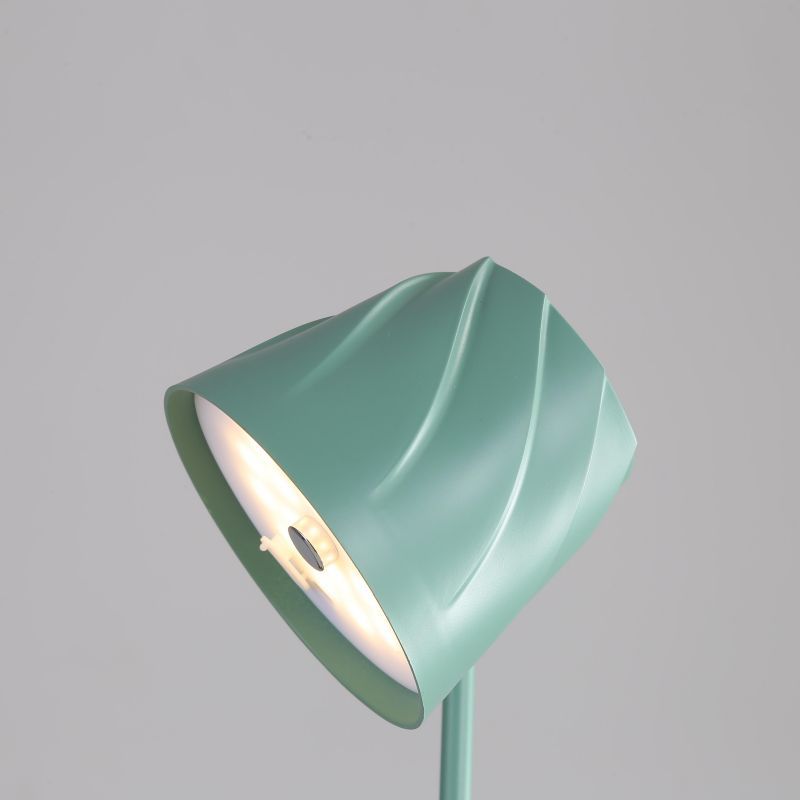 現代的なスカンジナビア風アイロンプラスチックUSBタッチ調光シリンダーLEDテーブルランプ（ベッドサイド用） 