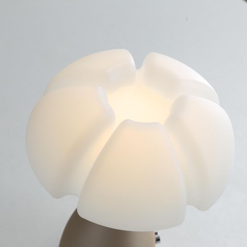 مصباح طاولة LED على شكل قبة سحاب من الحديد والبلاستيك الإبداعي المعاصر للغرفة النوم 