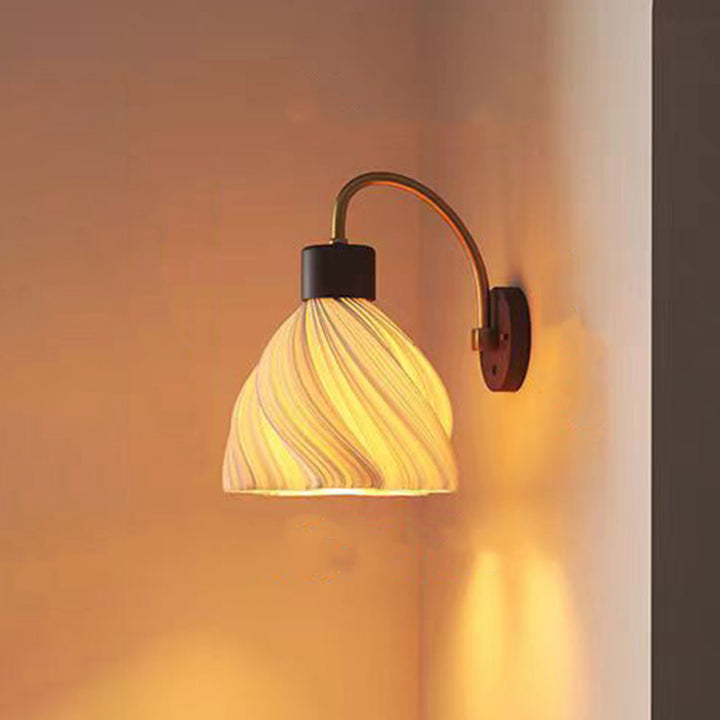 Lámpara de aplique de pared de 1 luz de PLA de madera de hierro con falda de pétalo francesa tradicional para mesita de noche 