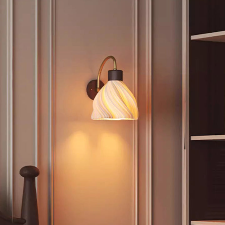 Lámpara de aplique de pared de 1 luz de PLA de madera de hierro con falda de pétalo francesa tradicional para mesita de noche 