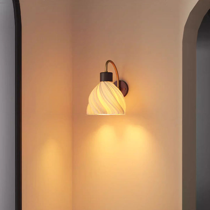 Lámpara de aplique de pared de 1 luz de PLA de madera de hierro con falda de pétalo francesa tradicional para mesita de noche 
