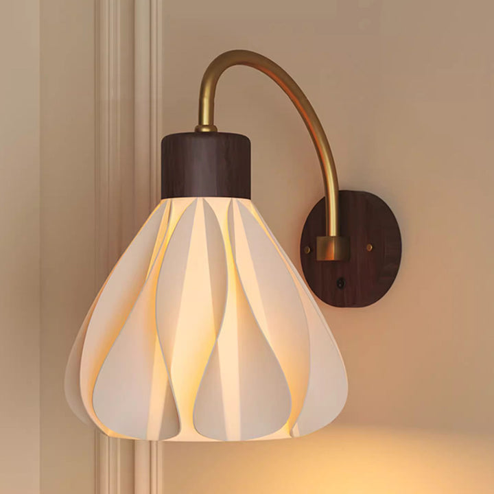 Lámpara de aplique de pared de 1 luz de PLA de madera de hierro con falda de pétalo francesa tradicional para mesita de noche 