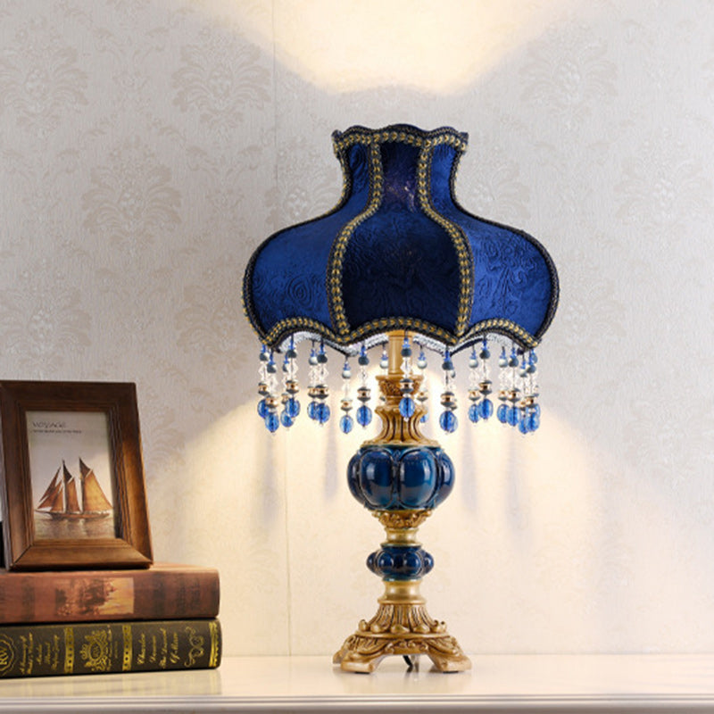 Lámpara de mesa de 1 luz con cuentas de encaje de tela de resina europea tradicional floral para mesita de noche 