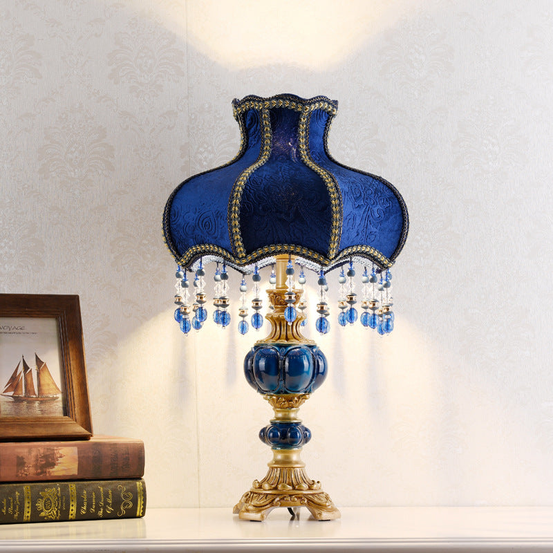 Lámpara de mesa de 1 luz con cuentas de encaje de tela de resina europea tradicional floral para mesita de noche 