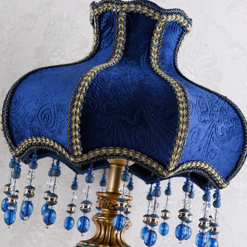 Lámpara de mesa de 1 luz con cuentas de encaje de tela de resina europea tradicional floral para mesita de noche 