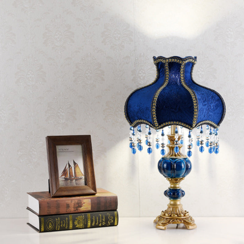 Lámpara de mesa de 1 luz con cuentas de encaje de tela de resina europea tradicional floral para mesita de noche 