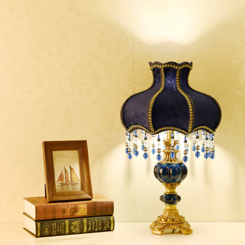 Lámpara de mesa de 1 luz con cuentas de encaje de tela de resina europea tradicional floral para mesita de noche 
