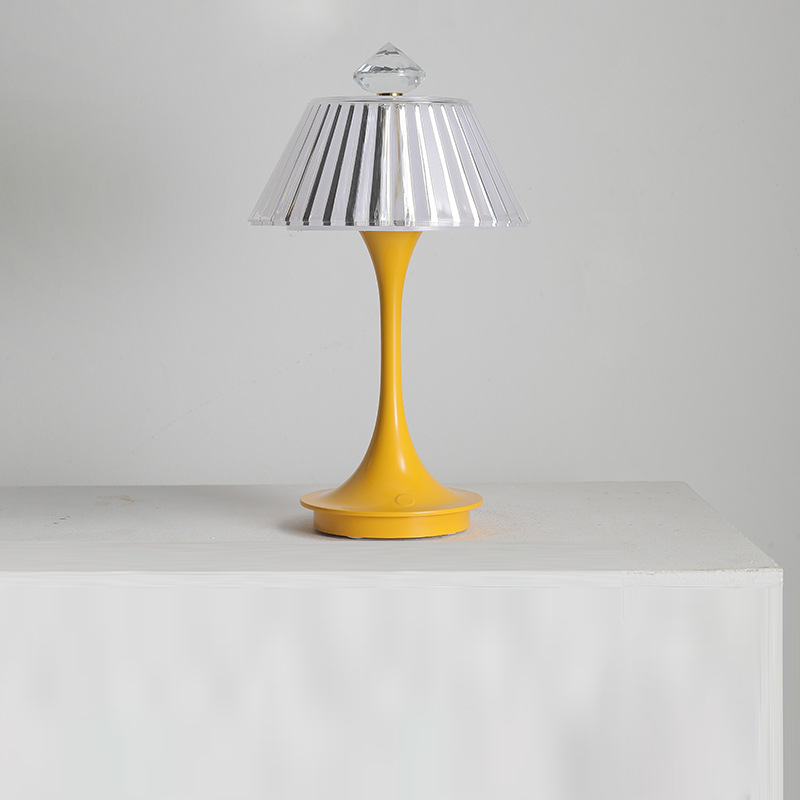 Lampe de table LED en acrylique ABS pétale conique rechargeable scandinave contemporaine pour chevet 