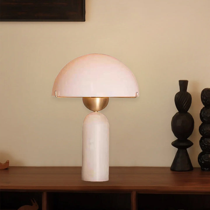 Lampe de table contemporaine scandinave en travertin, marbre, verre et résine avec dôme cylindrique à 1 lumière pour chevet 