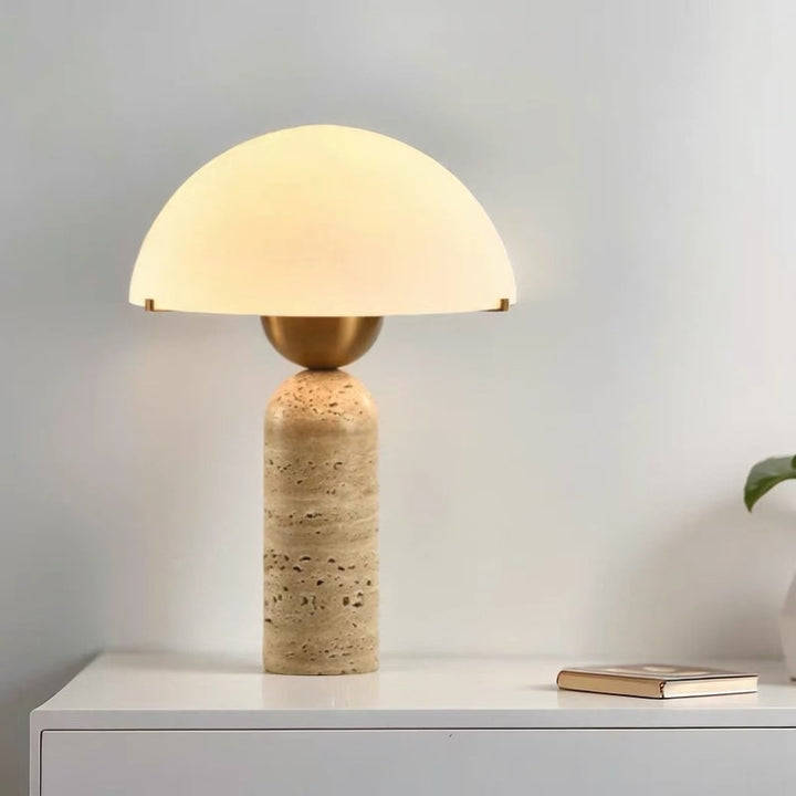 Lampe de table contemporaine scandinave en travertin, marbre, verre et résine avec dôme cylindrique à 1 lumière pour chevet 